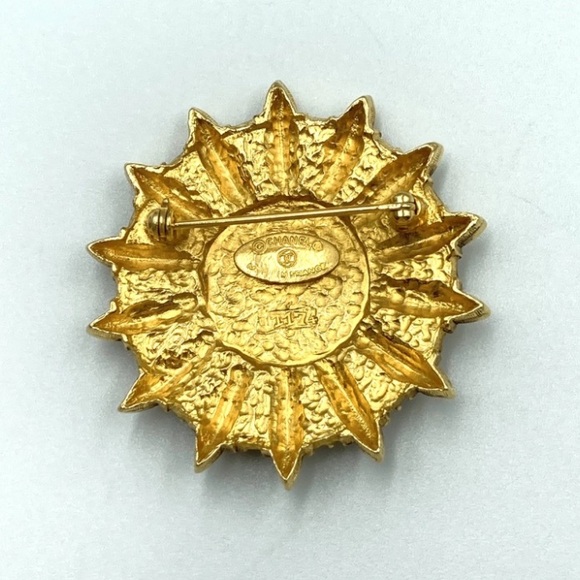 Auth CHANEL Crest Brooch Pin - Picture 2 of 2